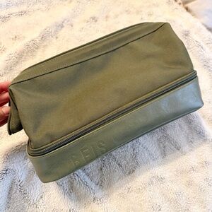 LIKE NEW BEIS DOPP KIT OLIVE GREEN